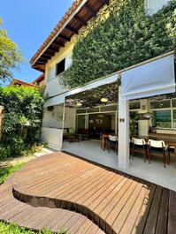 Casa en urbanización cerrada en la playa de Baleia