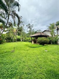 Casa afuera de un condominio en la playa de Camburi