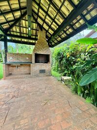 House outside a condominium on Camburi beach