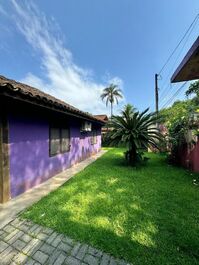 House outside a condominium on Camburi beach