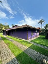 House outside a condominium on Camburi beach