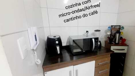 Cozinha com micro-ondas/airfree e liquidificador 