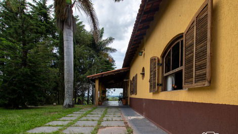 Vista da casa pelo lado da entrada