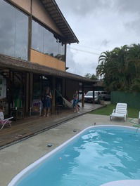 Casa ampla com piscina e Jacuzzi na Barra do Sahy, pertinho da praia