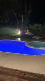 Iluminação na piscina com diversas cores 