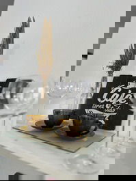 Café e taças para vinho 
