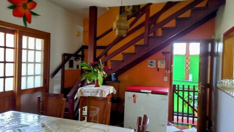 Sala _ vista  escada de acesso ao mezanino