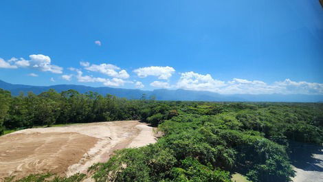 Apto. com Churrasqueira na Varanda Próximo à Praia de Itaguaré