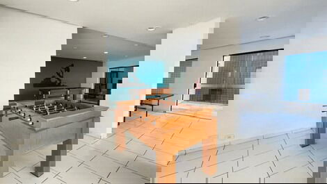 Salão de jogos com pebolim, bilhar e tênis de mesa