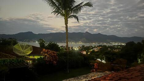 Casa em São Sebastião com Vista Para Ilhabela - Disponível