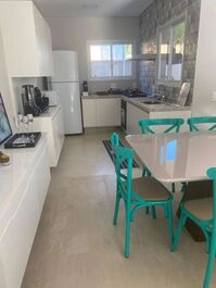 Casa em condomínio na praia de camburi