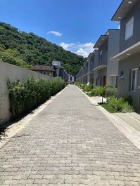 Casa em condomínio na praia de camburi