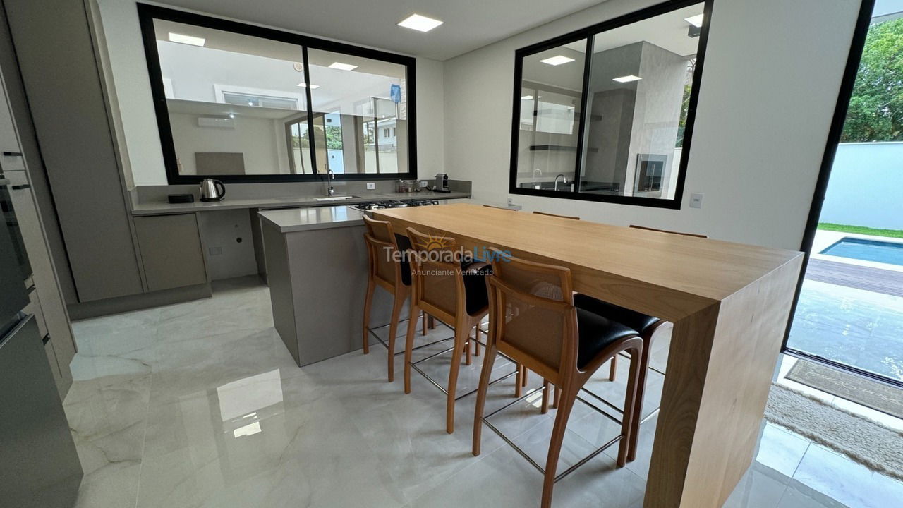 Casa para aluguel de temporada em Florianopolis (Jurerê Internacional)