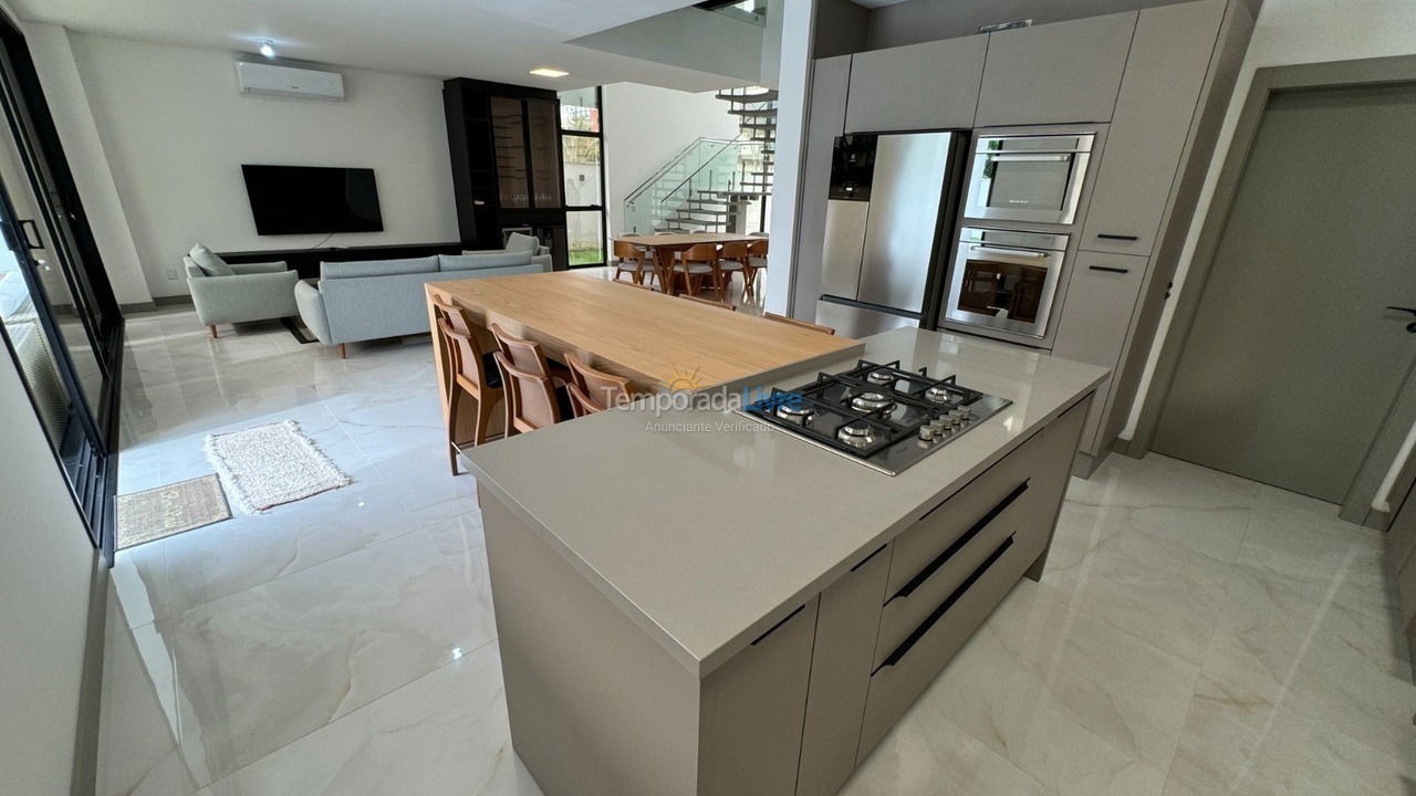 Casa para aluguel de temporada em Florianopolis (Jurerê Internacional)