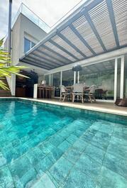 House in a condominium on Juquehy beach