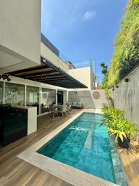 House in a condominium on Juquehy beach