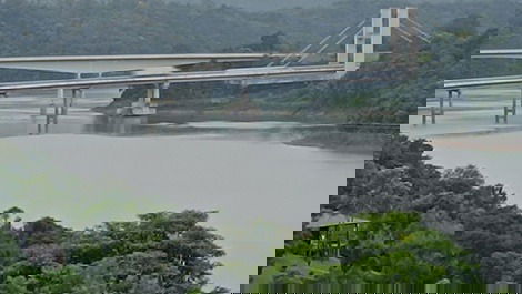 Vista da represa com pontes ao fundo