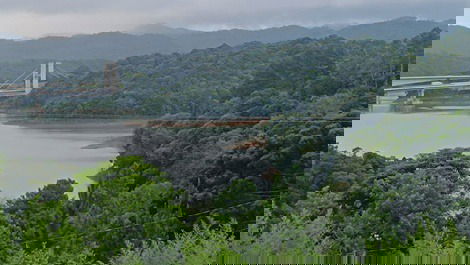 Vista do lago da represa do rio capivari