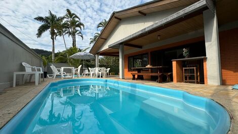 Ground floor house with swimming pool, 5 bedrooms, 50 meters from the sea