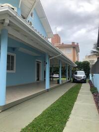 Casa de 4 dormitorios cerca de la playa. (CASA AZUL)