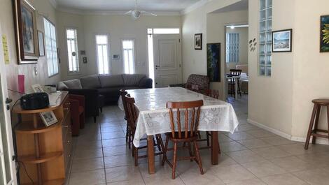 Casa de 4 dormitorios cerca de la playa. (CASA AZUL)