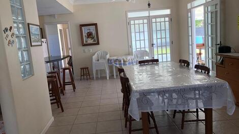 Casa de 4 dormitorios cerca de la playa. (CASA AZUL)