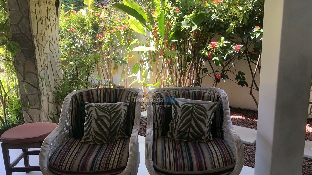 Casa para aluguel de temporada em Camaçari (Monte Gordo Guarajuba)