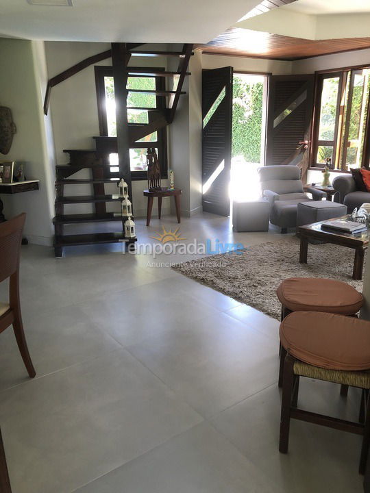 Casa para aluguel de temporada em Camaçari (Monte Gordo Guarajuba)