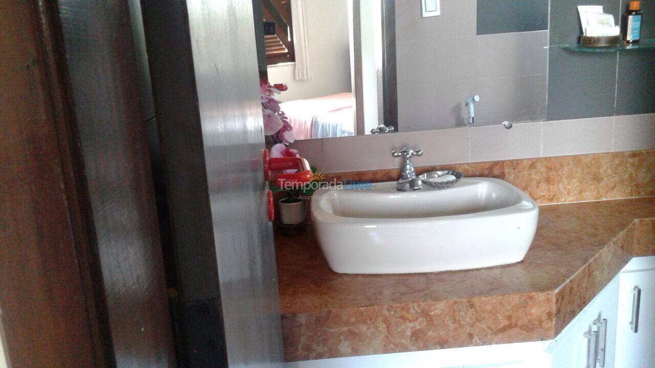 Casa para aluguel de temporada em Camaçari (Monte Gordo Guarajuba)