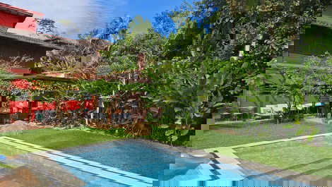 Piscina e pergolado com churrasqueira