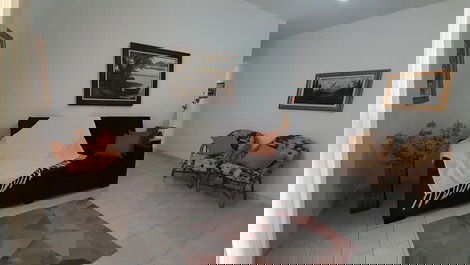 Sala com duas poltronas