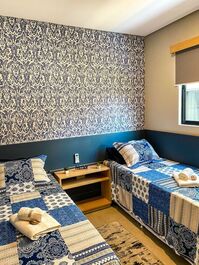 Quarto c/ duas camas de solteiro 