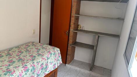 Quarto de solteiro com cama e colchões