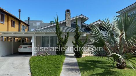 Casa con 4 suites en Jurere Internacional