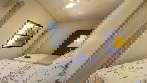 Quarto com duas camas de casal e dois colchões de solteiro 