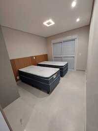 5 suites, swimming pool and sauna in a condominium. Juquehy. 150 meters from the beach.