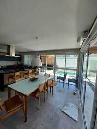 5 suites, swimming pool and sauna in a condominium. Juquehy. 150 meters from the beach.