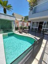 5 suites, swimming pool and sauna in a condominium. Juquehy. 150 meters from the beach.