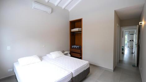 En condominio en Baleia, 5 suites, piscina privada, barbacoa.