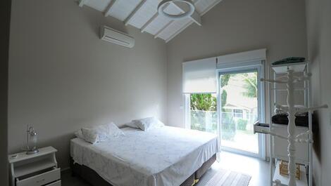 En condominio en Baleia, 5 suites, piscina privada, barbacoa.