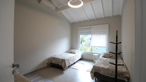 En condominio en Baleia, 5 suites, piscina privada, barbacoa.