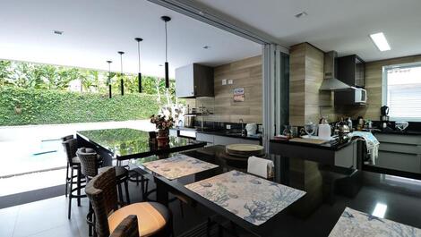 En condominio en Baleia, 5 suites, piscina privada, barbacoa.