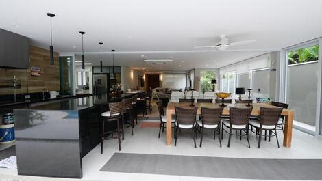 En condominio en Baleia, 5 suites, piscina privada, barbacoa.