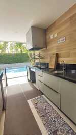 En condominio en Baleia, 5 suites, piscina privada, barbacoa.
