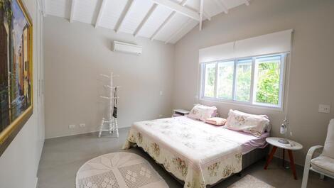 En condominio en Baleia, 5 suites, piscina privada, barbacoa.