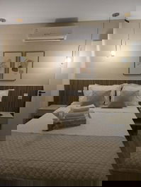 Quarto amplo, cama queen e ar split 