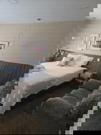 Quarto 1: cama king, ar split, smart tv 47