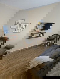 Sala de estar: sofá cama, smart tv 32, circulador de ar