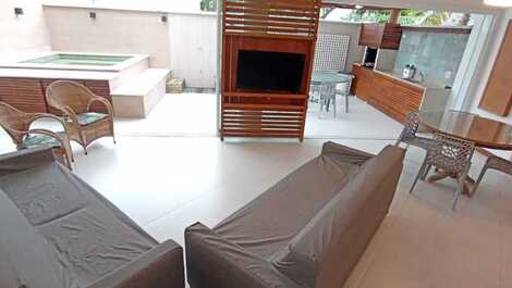 Juquehy, en condominio, 4 suites, piscina privada, barbacoa.