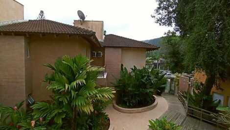 Juquehy, en condominio, 4 suites, piscina privada, barbacoa.